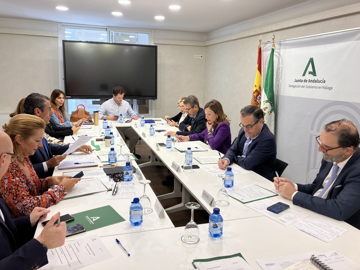 Reunión de trabajo y coordinación del equipo de delegados territoriales de la @AndaluciaJunta en #Málaga y la delegada del Gobierno @Navarro_PP para analizar y profundizar en las medidas e informes aprobados en Consejo de Gobierno.