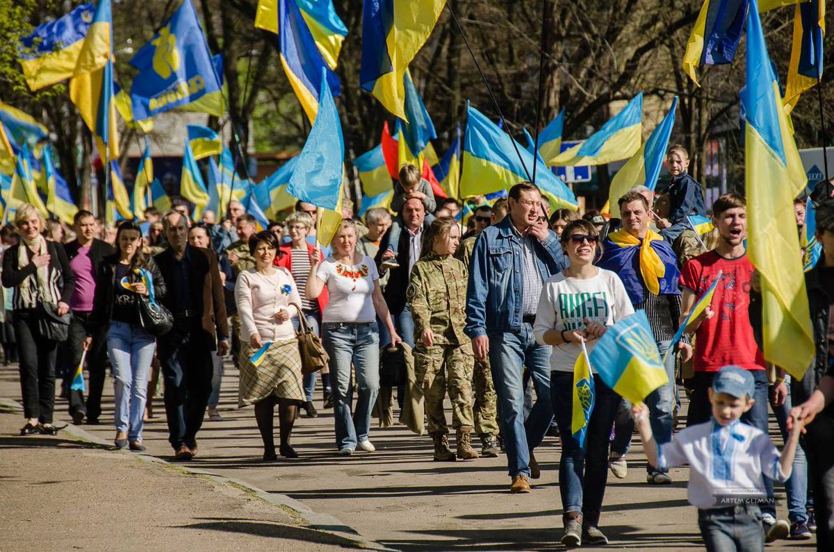 Один з Краматорських маршів за Україну. Російська пропаганда розповідає що цих людей не існує, а всі на Донбасі марять росією. Але ці люди є.