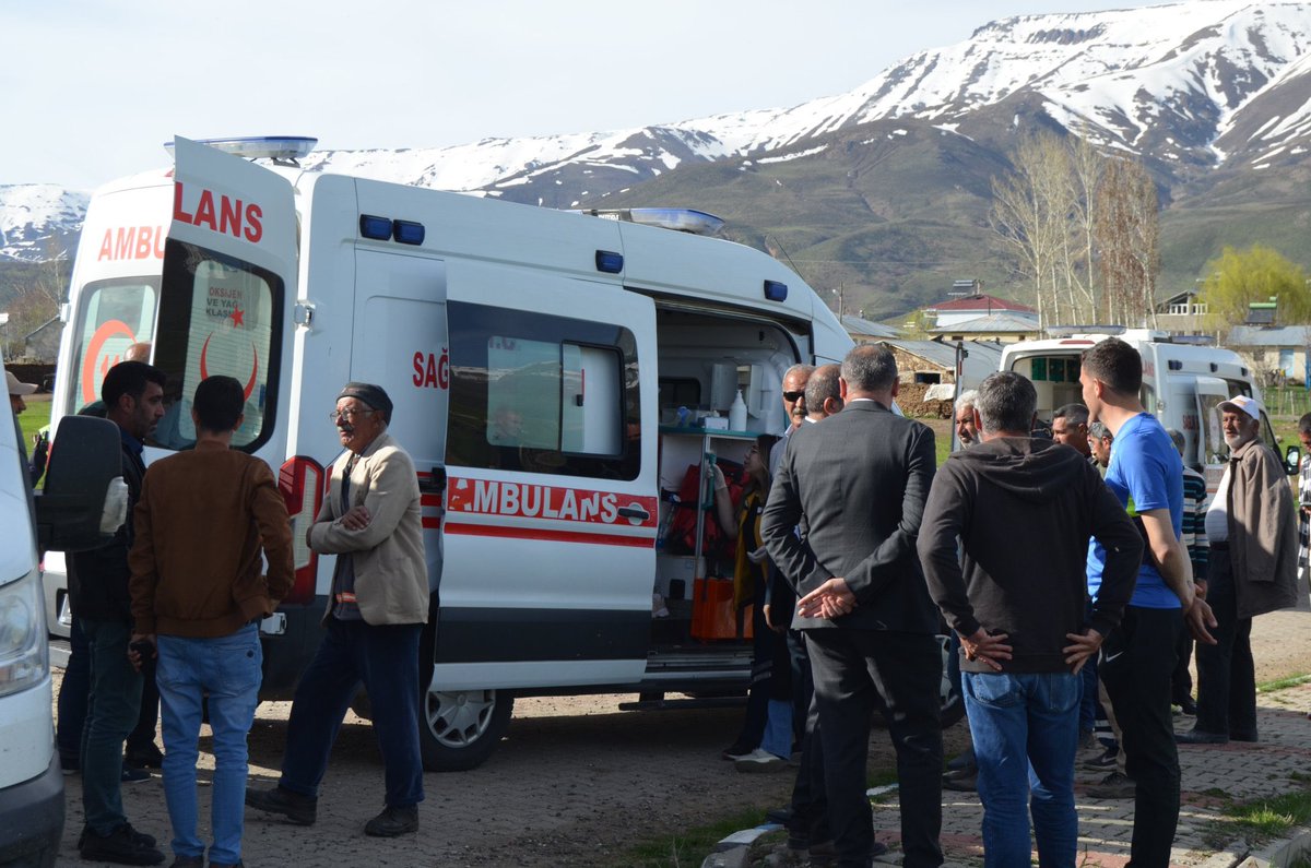 🚨Muş’un Varto ilçesinde köy muhtarının aracıyla öğrenci servisinin çarpışması sonucu 10 kişi yaralandı.