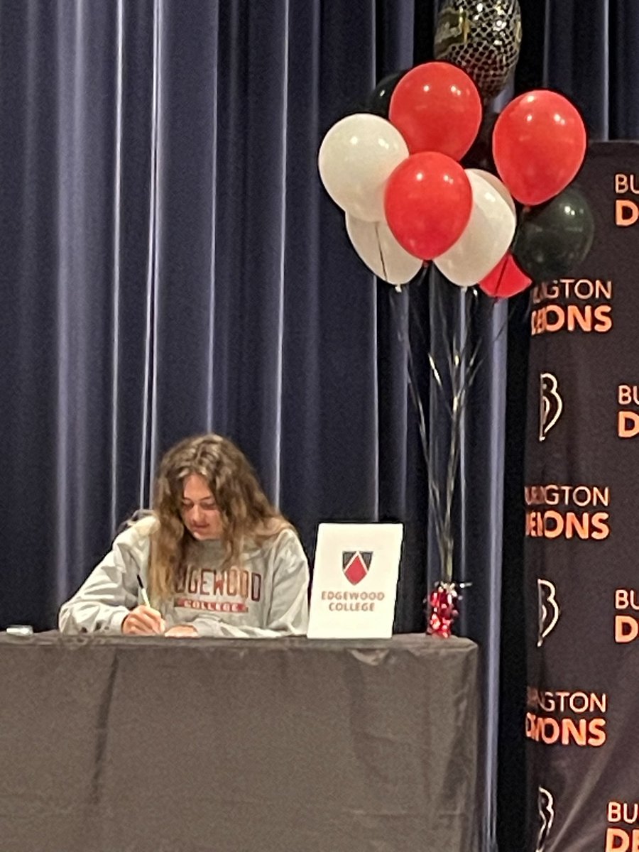 kendallkafar's tweet photo. It’s official!   ✍️ 🖤❤️
Thanks to all who have supported my journey - can’t wait to hit the course with @ECWomensGolf ! 

#EagleUp 🦅⬆️ https://t.co/p1xCcA6GR7