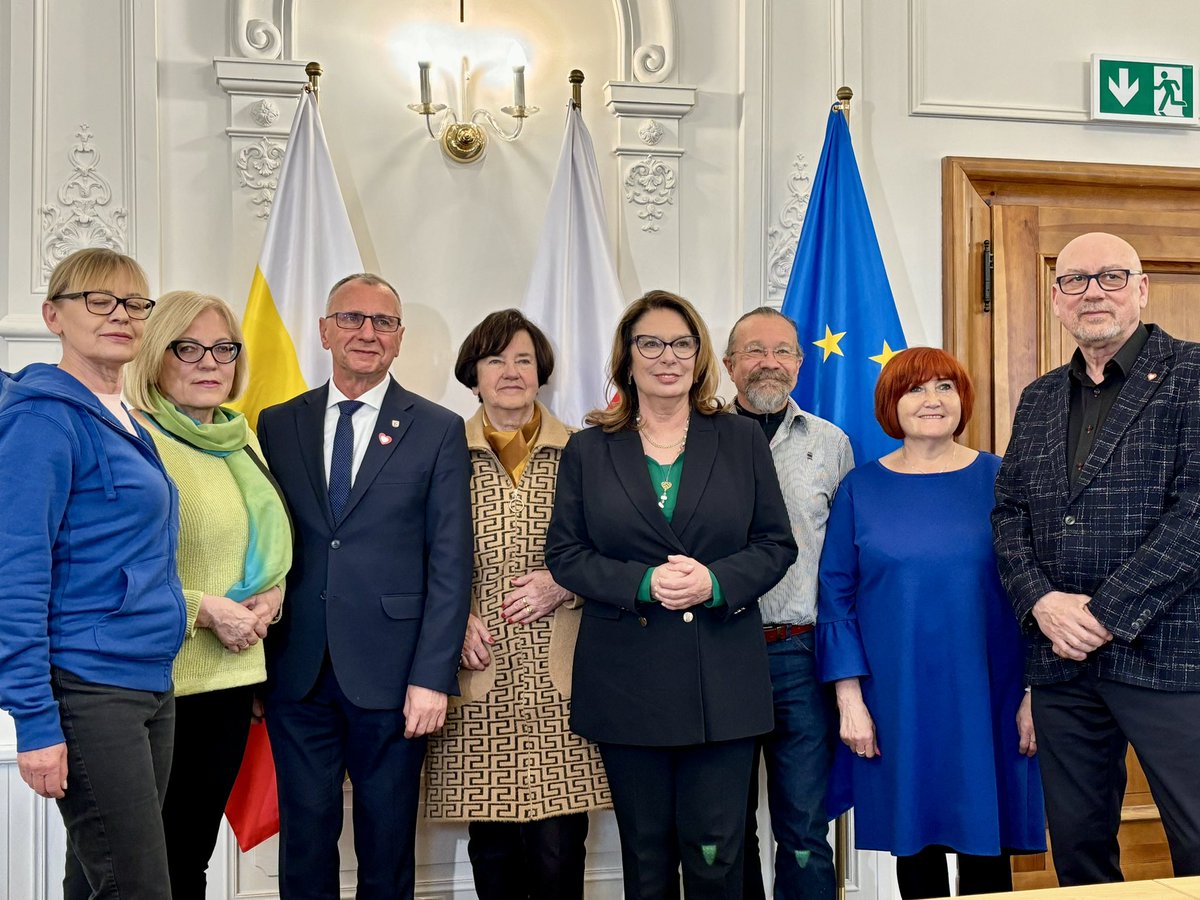 To już ostatnia prosta przed II turą wyborów samorządowych. W Jeleniej Górze wspieram znakomitego gospodarza miasta, prezydenta Jerzego Łużniaka. Warto oddać na niego głos. Zachęcam, idźcie do wyborów 21 kwietnia. Wasz głos się liczy!