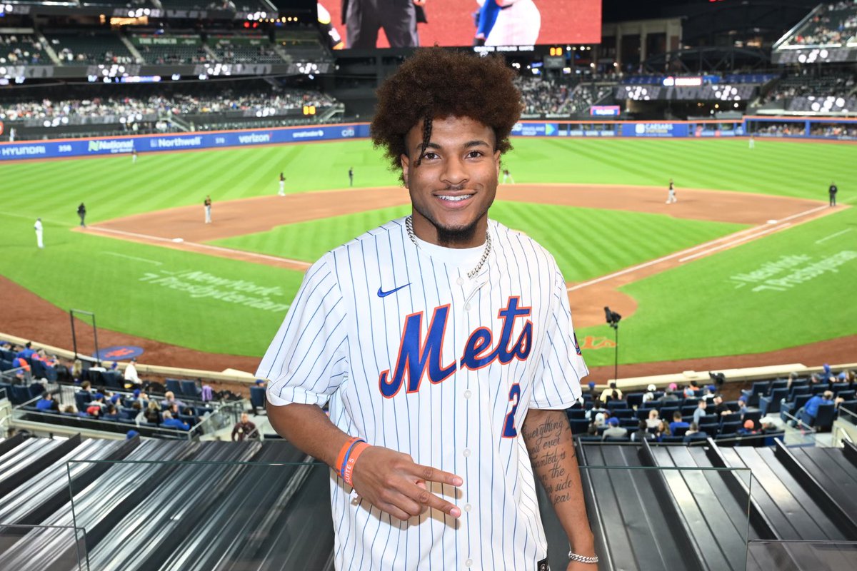 That orange and blue is always a good look, @deucemcb11! 🏀 @nyknicks | #LGM