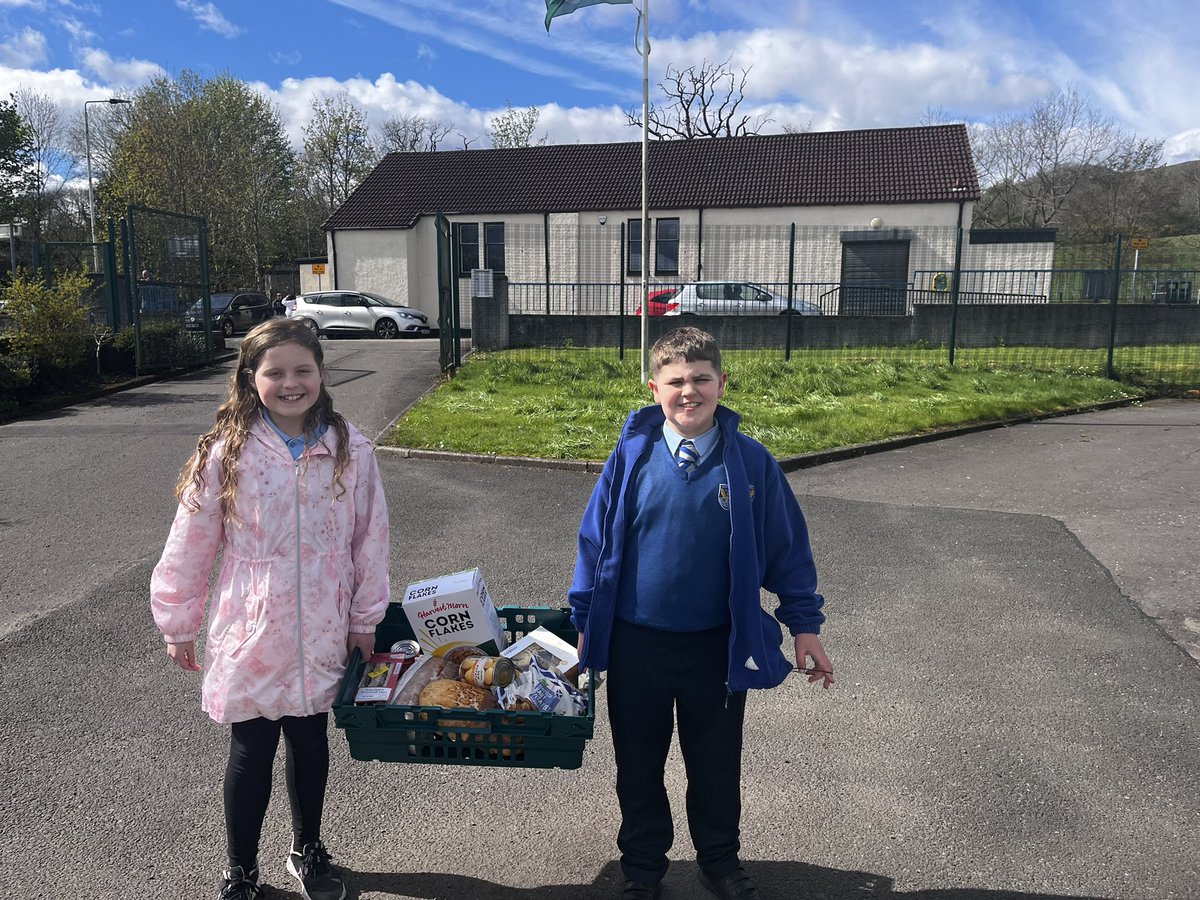 MrsSavva's tweet image. Our pantry was very successful today as always! 
We also delivered some care packages to some elderly residents.
Thank you to these two pupils for helping deliver with smiles on their face! #community #sdg2 #kindess