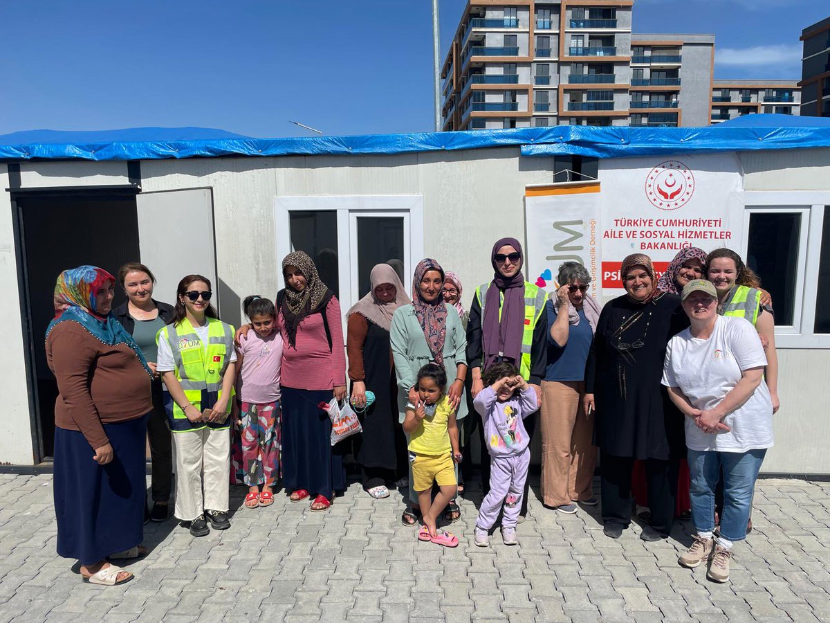 HopeKnitting's tweet photo. Bugün Adıyaman Manas1 K4 konteyner kentte ekibimiz ile bir araya geldik ve ikinci örgü eğitimimizi gerçekleştirdik. Ardından yeni kurulan Adıyaman kadın kooperatifini ziyaret ettik. Kadınların olduğu her yerde umut var! https://t.co/gLTE2I61tt