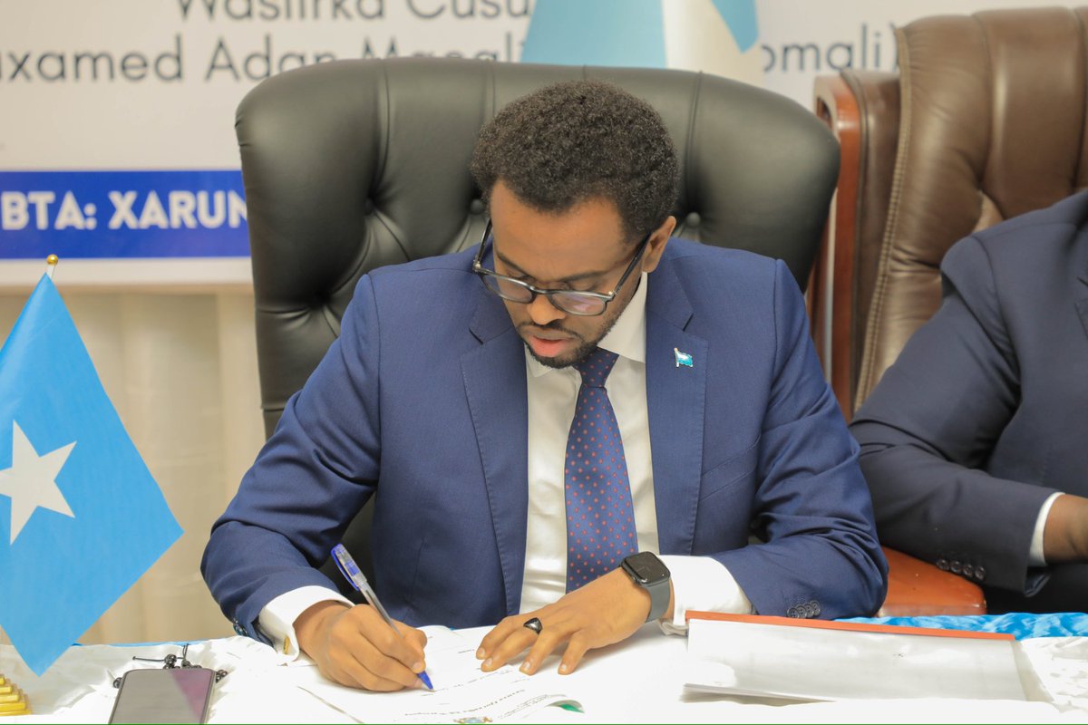 msomali55's tweet photo. Maanta oo ay taariikhdu tahay 17 April 2024 Waxan si rasmi ah ula wareegay hogaanka Wasaarada Isgaarsiinta &amp; Teknolojiyada JFS oo uu igu wareejiyay Wasiir Jaamac Xassan Khaliif. Iyada oo goobjoog ka ahaa Ra’isulwasaare xigeen Saalax Axmed Jaamac. https://t.co/qSobZDqJpp