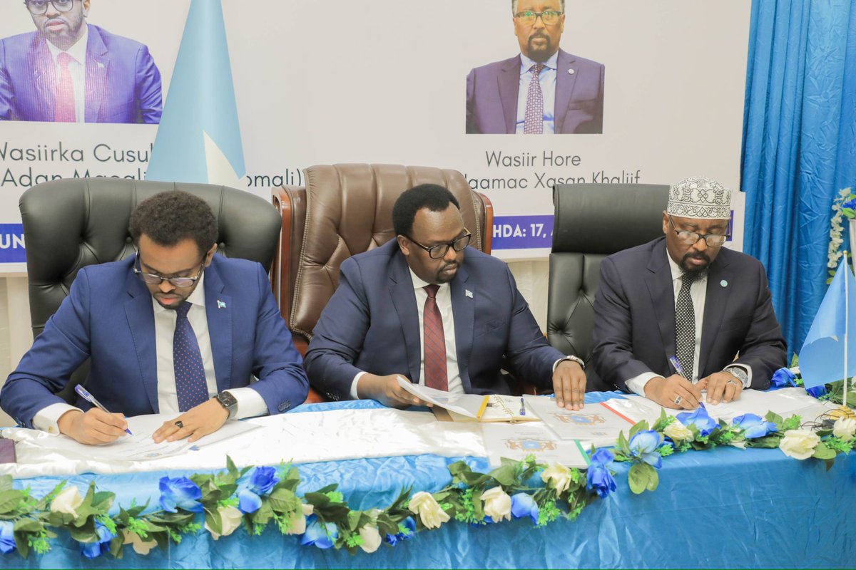 msomali55's tweet photo. Maanta oo ay taariikhdu tahay 17 April 2024 Waxan si rasmi ah ula wareegay hogaanka Wasaarada Isgaarsiinta &amp; Teknolojiyada JFS oo uu igu wareejiyay Wasiir Jaamac Xassan Khaliif. Iyada oo goobjoog ka ahaa Ra’isulwasaare xigeen Saalax Axmed Jaamac. https://t.co/qSobZDqJpp
