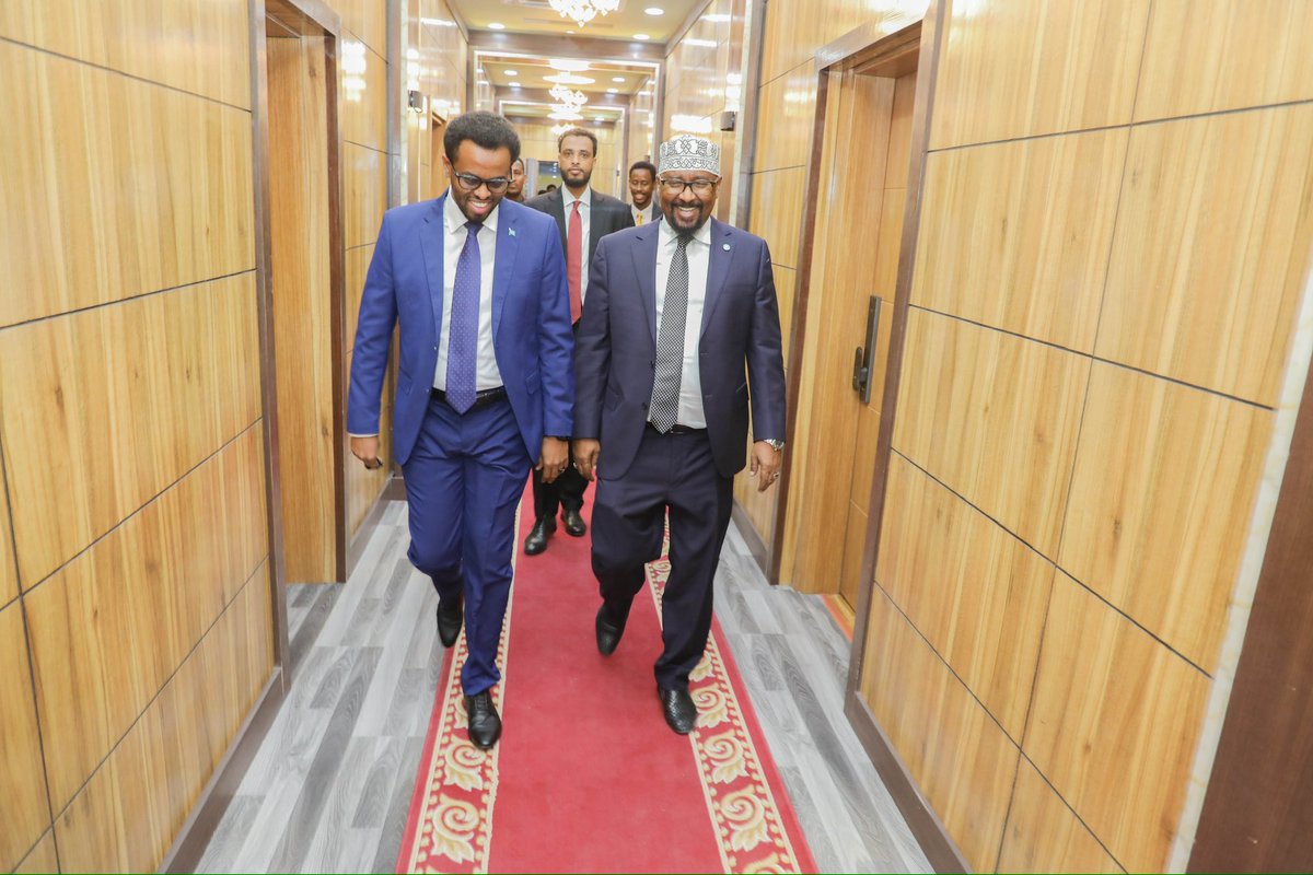 msomali55's tweet photo. Maanta oo ay taariikhdu tahay 17 April 2024 Waxan si rasmi ah ula wareegay hogaanka Wasaarada Isgaarsiinta &amp; Teknolojiyada JFS oo uu igu wareejiyay Wasiir Jaamac Xassan Khaliif. Iyada oo goobjoog ka ahaa Ra’isulwasaare xigeen Saalax Axmed Jaamac. https://t.co/qSobZDqJpp
