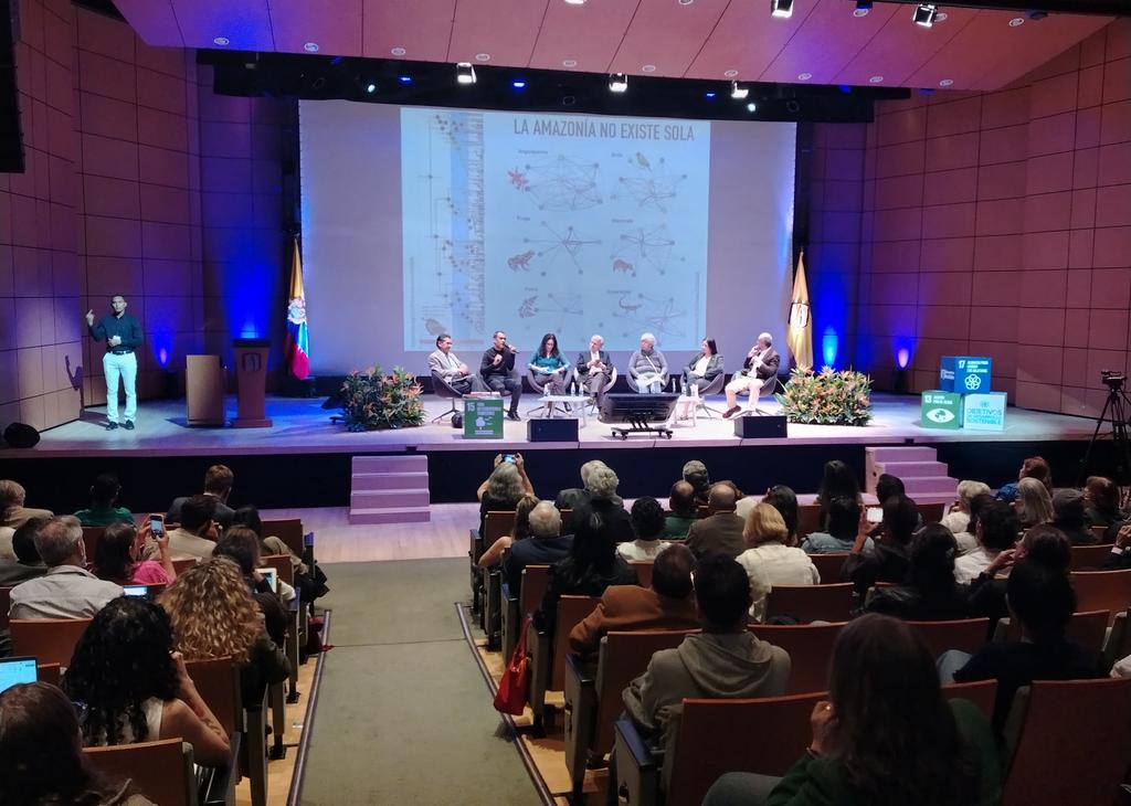 theamazonwewant's tweet photo. 🔵#EventosSPA
Sigue nuestra primera discusión en torno a la deforestación cero y los aportes que podemos hacer desde la ciencia para lograrlo. Con expertos parte de organizaciones como @Uniandes, @InstitutoSINCHI @ParquesComoVan @Tropenbos y @WRIColombia.

#LaAmazoníaQueQueremos https://t.co/6S9fPIcV5v