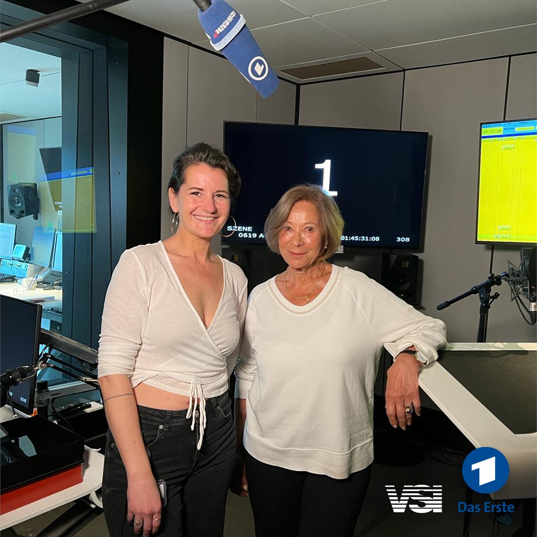 Our team at VSI Berlin was pleased to host public service broadcaster MDR / Das Erste at our studios for an interview with the German dubbing voice of British actress Emma Thompson. Monica Bielenstein has been her “German voice” for over 30 years. She took this opportunity to