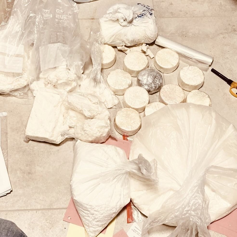 Wegen Drogenhandels über #encrochat drangen heute Morgen ca. 200 Einsatzkräfte zeitgleich in 10 Objekte ein.
Sie fanden und sicherten:
- 3 Faustfeuerwaffen, 1 Revolver, 1 Pumpgun &amp; Munition
- 12 illegale Glücksspielgeräte
- Autos, Schmuck, Bargeld &amp; Kokain
berlin.de/polizei/polize…