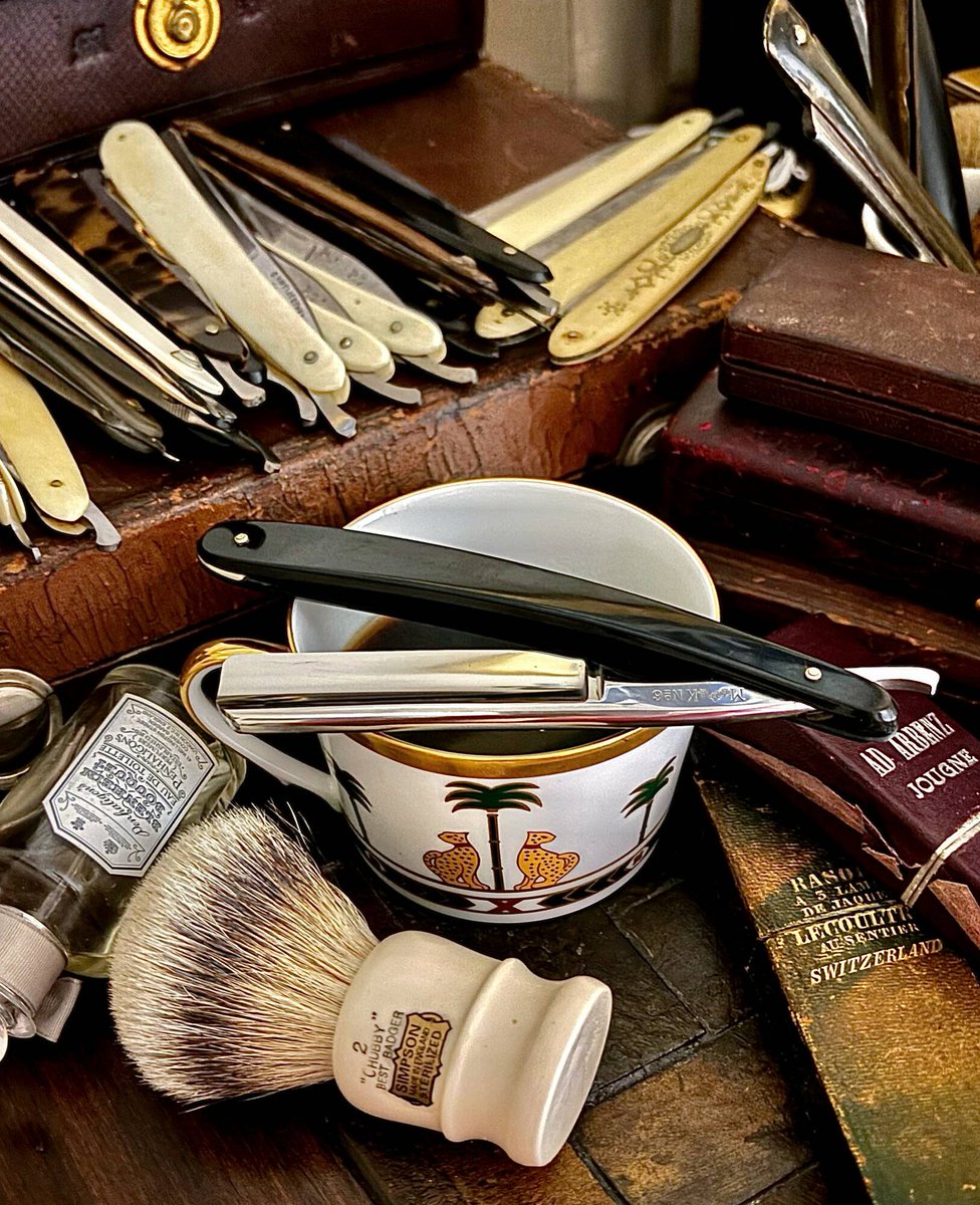 Nice collection of straight razors 😍

ow.ly/Byv350RhMwg

#shaveOfTheDay #shaveGear #mensGrooming #wetShaving #sotd #straightRazorShave #straightRazor