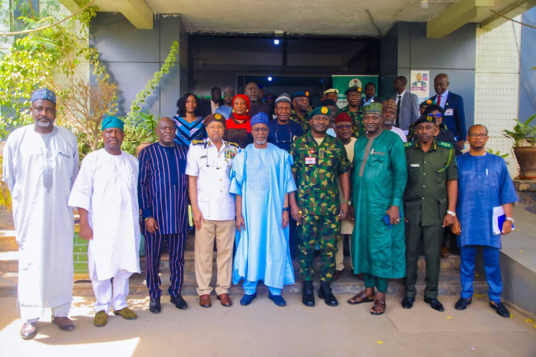 The Hon. Minister of @FMEnvng @BalarabeAbbas_ received the Chief of Defence Staff General CG Musa at the Ministry of Environment HQ. They had fruitful discussions which underscored the vital link between Security and the Environment.