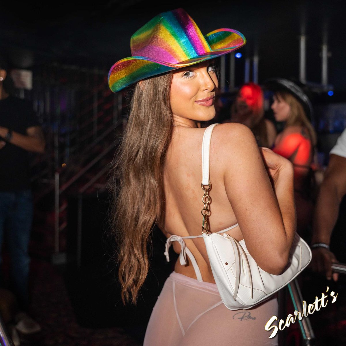 scarlettcabaret's tweet photo. About to stroll in and snag some lit happy hour deals and my free lunch before 3pm.
#miamihappyhour #miamifreelunch #scarlettscabaret https://t.co/SvvJgApPSY