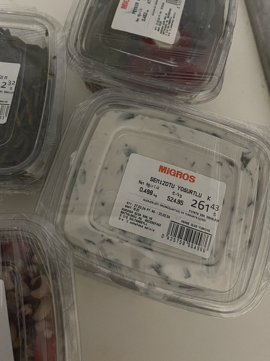 Sosyal medyada paylaşıldı, fiyatlar şaşkına çeviriyor! Migros'tan alınan yoğurtlu semizotunun kg fiyatının 524₺ olduğu görülüyor. Bir kg semizotu marketlerde 25 liraya satılıyor. Bu fiyat politikasını tam olarak nereden uydurdunuz? @Migros_Turkiye