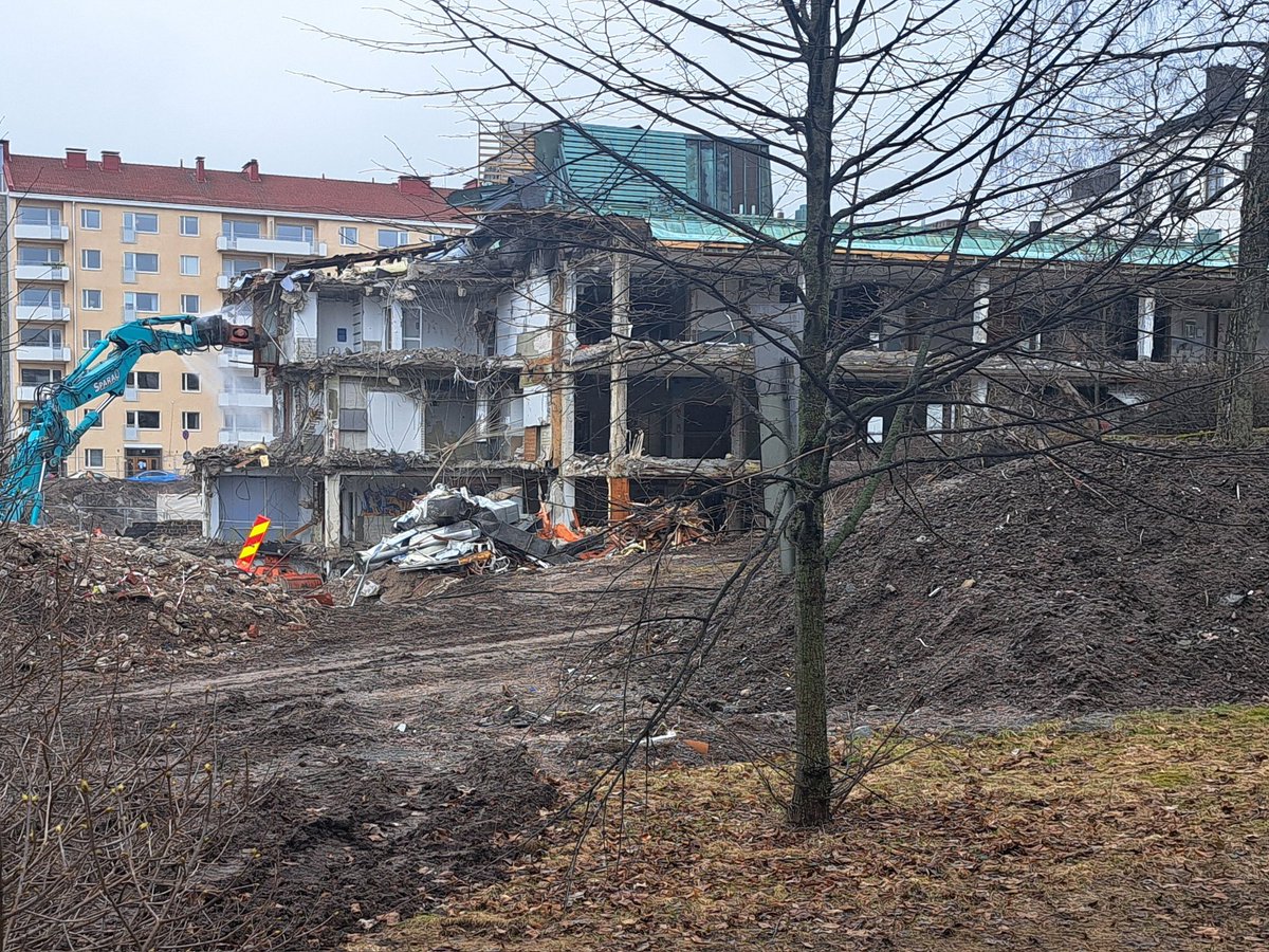 Siellä helisi ikkunat ja räksähteli tiikkiset ikkunankarmit.
Eiköhän tuolta olisi jotain saanut talteenkin. Vaikka ammattiopiskelijoille kasvihuoneiden tai paviljonkien kokoamiseen jonnekin.
#kiertotalous