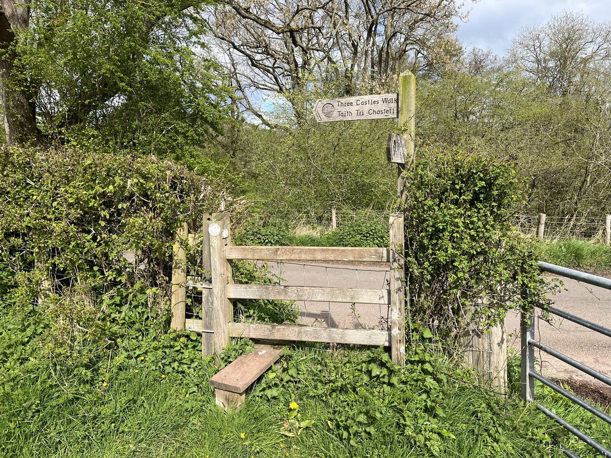 finstumpf's tweet photo. Accessibility of #ThreeCastles #PathsToWellbeing gets a boost thanks to @MonCountryside @RamblersCymru partnership. @MonmouthshireCC councillors @CatherineFookes @sumcchey lent a hand.
The old stile will be re-used https://t.co/TzSqKe82JL