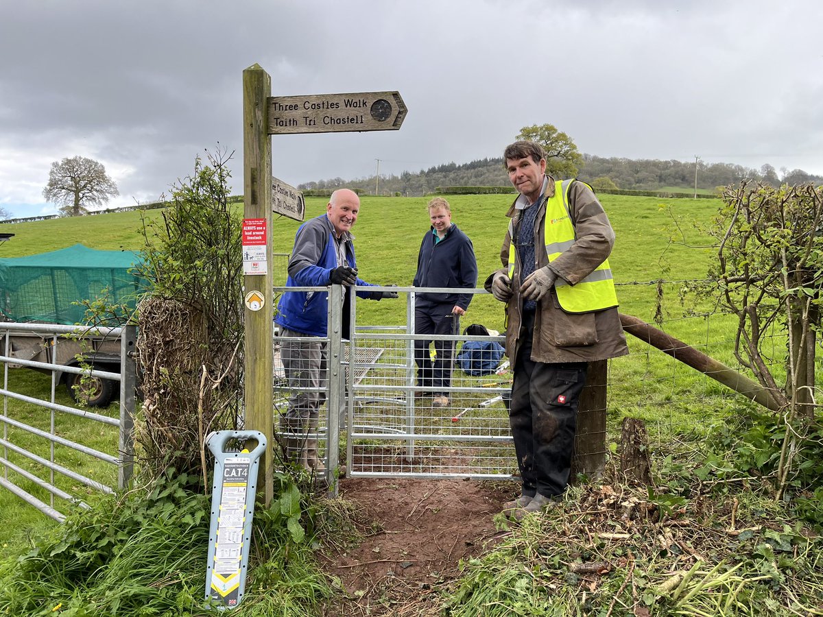 Accessibility of #ThreeCastles #PathsToWellbeing gets a boost thanks to @MonCountryside @RamblersCymru partnership. @MonmouthshireCC councillors @CatherineFookes @sumcchey lent a hand. The old stile will be re-used