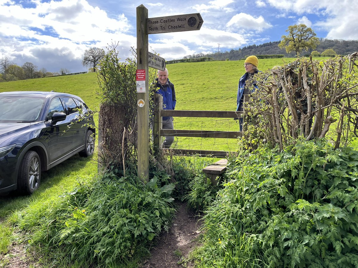 finstumpf's tweet photo. Accessibility of #ThreeCastles #PathsToWellbeing gets a boost thanks to @MonCountryside @RamblersCymru partnership. @MonmouthshireCC councillors @CatherineFookes @sumcchey lent a hand.
The old stile will be re-used https://t.co/TzSqKe82JL
