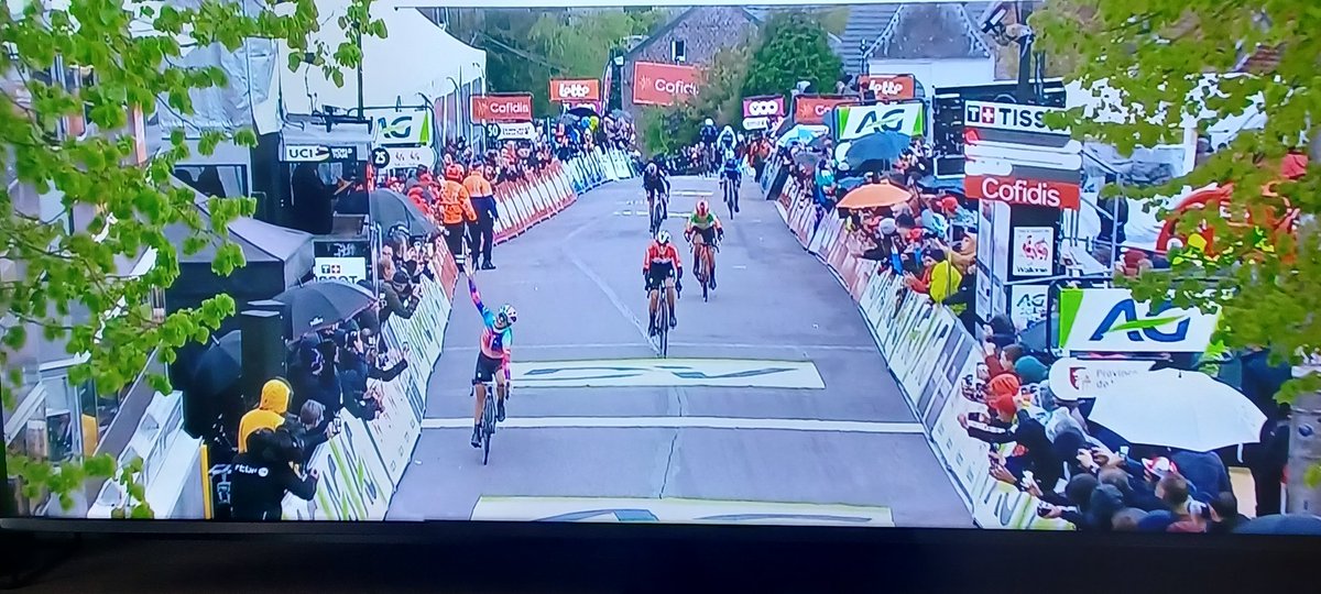 marcin_ra's tweet photo. Jeeeeeeeeeeeeeeessssst!!!!!
^#&amp;#&amp;#*#&amp;€*#&amp;#^#&amp;#^
BRAWO!!!! 
Kaśka Niewiadoma wygrywa #Flech https://t.co/5afXDnSBE1