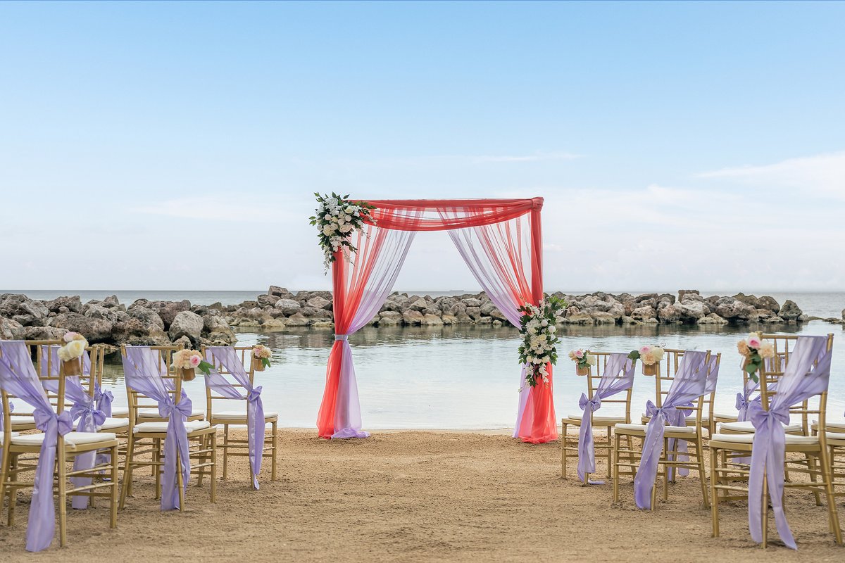 A slice of paradise with a side of love. #JewelParadiseCove #WeddingWednesday