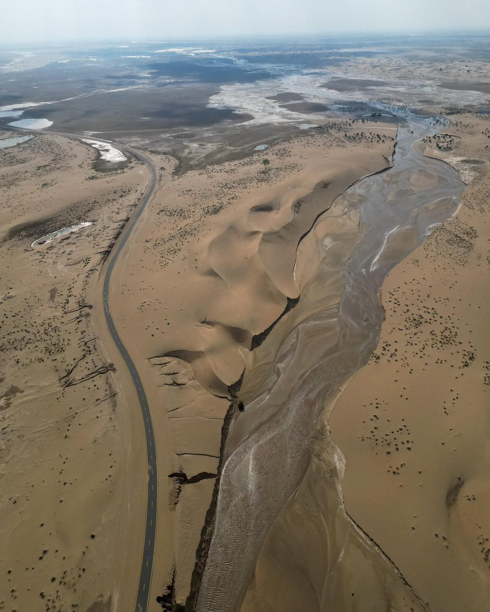 Les chutes d'eau ont créé des rivières dans le désert Al Qudra

#Dubai #ÉmiratsArabesUnis #météo #pluie #désert