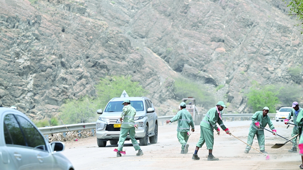 سمائل تنفض غبار الحالة الجوية.. والحياة تعود إلى طبيعتها 
#جريدة_عمان 
omandaily.om/article/1156183