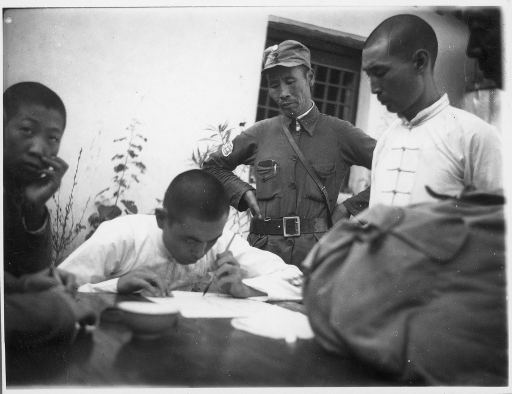 Orders being written, under the watchful eye of a general, Central Hebei province, 1938-1939

Lindsay, Michael Collection
ML02-d095

hpcbristol.net/visual/ML02-d0…

#Chinesehistory #sinojapanesewar #ww2