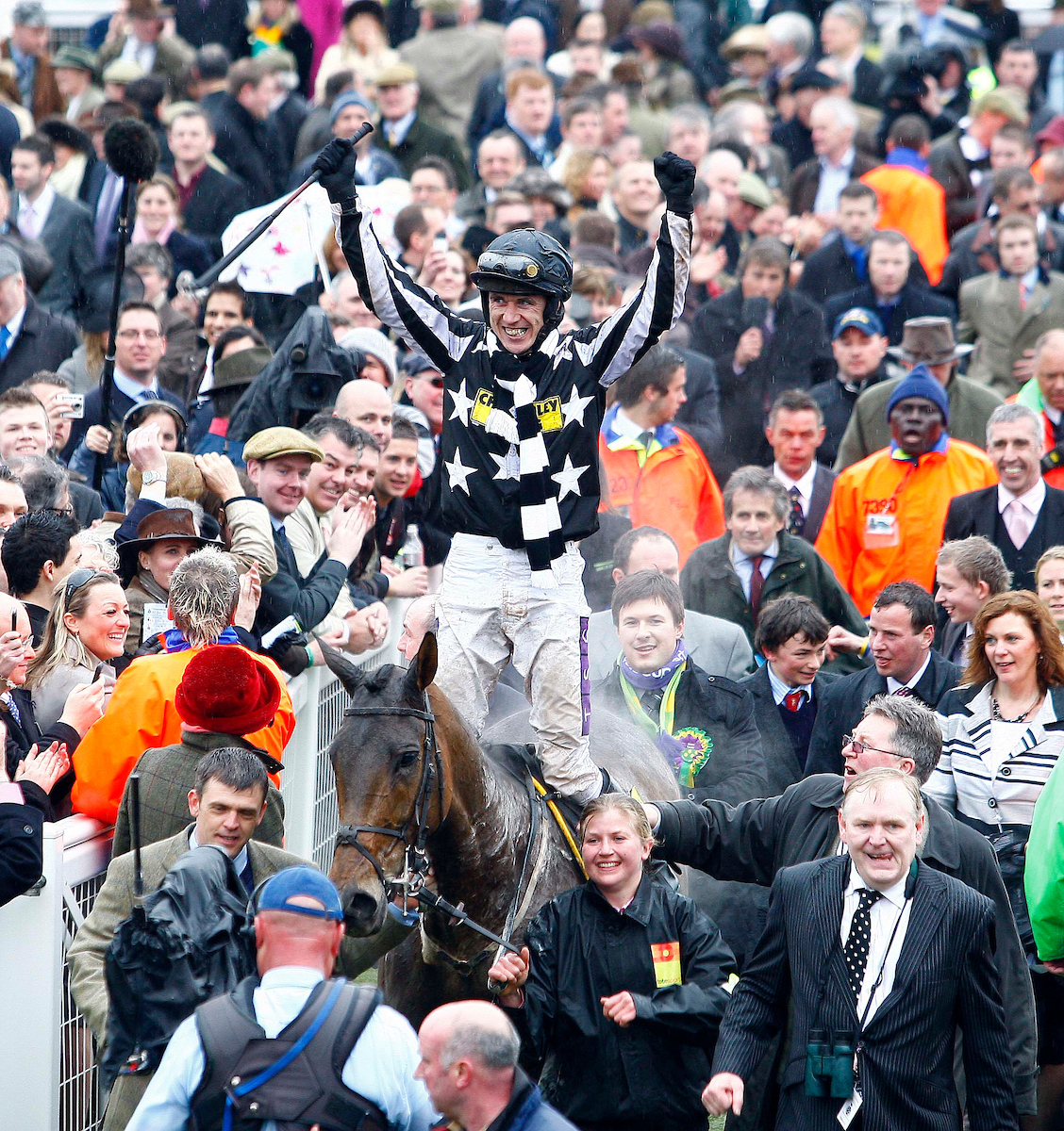 A final victory for @PaddyBrennan81 on board Manothepeople. A fitting end to a stellar career. Wishing you a very happy retirement, Paddy.