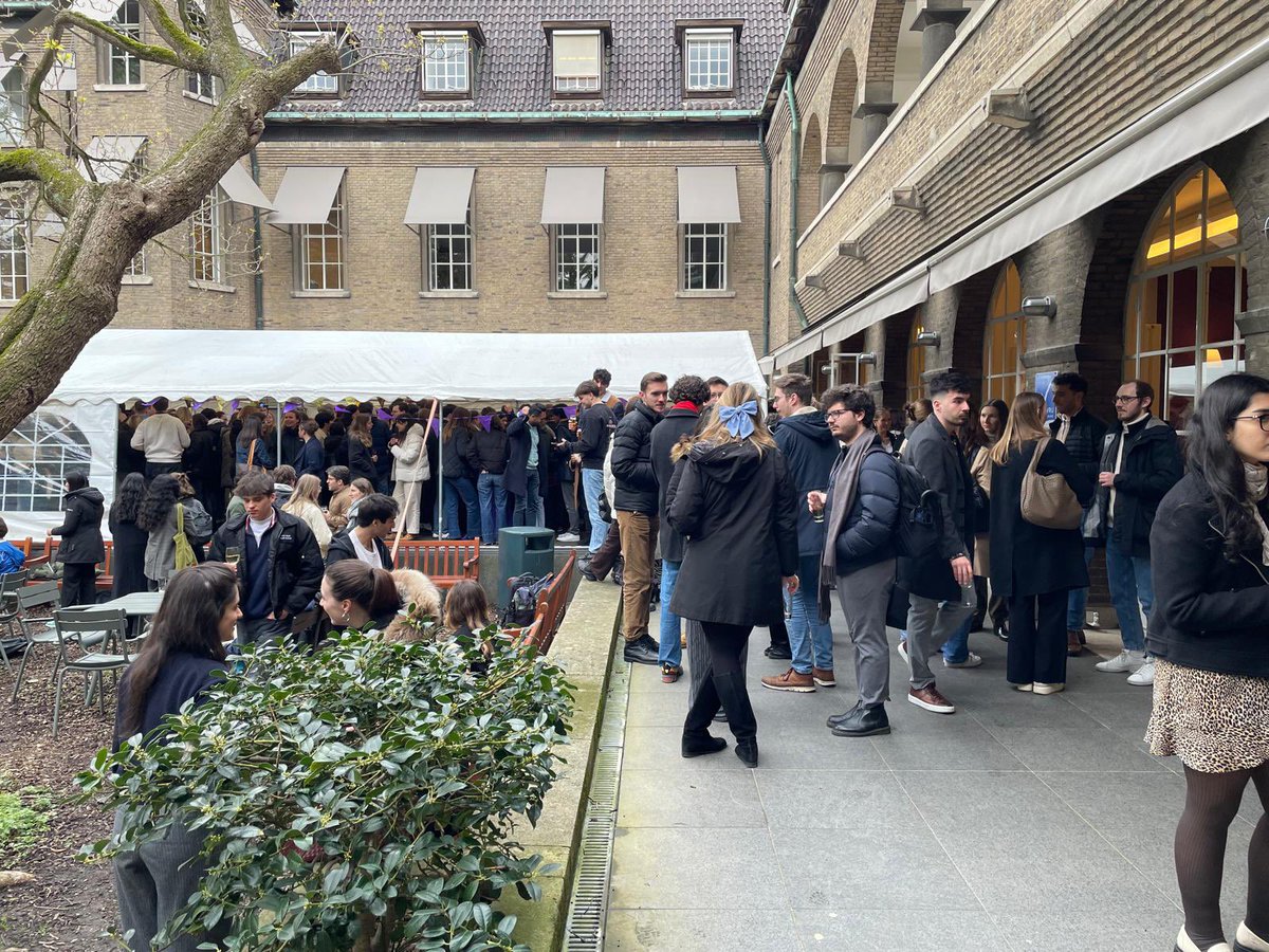 Today annual Faculty drinks for students and staff @lawinmaastricht greatly organised by @JFVOuranos, @elsa_international UM, JIB and @FIRSTMaastricht 🎉👋