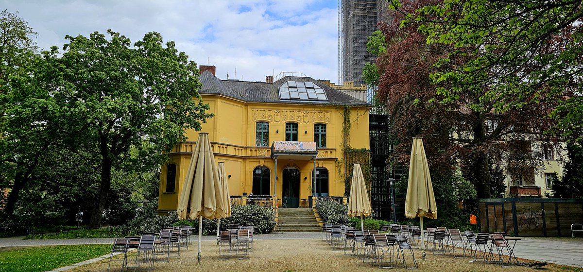 Mitten in Steglitz, gegenüber vom Rathaus und 'Kreisel' steht die Schwartzsche Villa, ein Ort der Kunst und Kultur und im Sommer ein wunderbares Gartencafé mit einfacher Speisekarte. Bankier Carl Schwartz hat sie im vorletzten Jahrhundert bauen lassen. Nun gehört sie #Berlin.