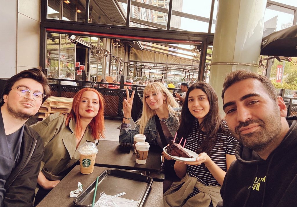 Aynı kurumun gülleriyiz. 🤣 3 fizyoterapist 1 Ergoterapist 1 ben kaldım Okulöncesi öğretmeni 🤣 Dostla içilen kahve bahane sohbet şahane 💞 @hmyrylmzz @salihozkaya @berlnn_n Kaan