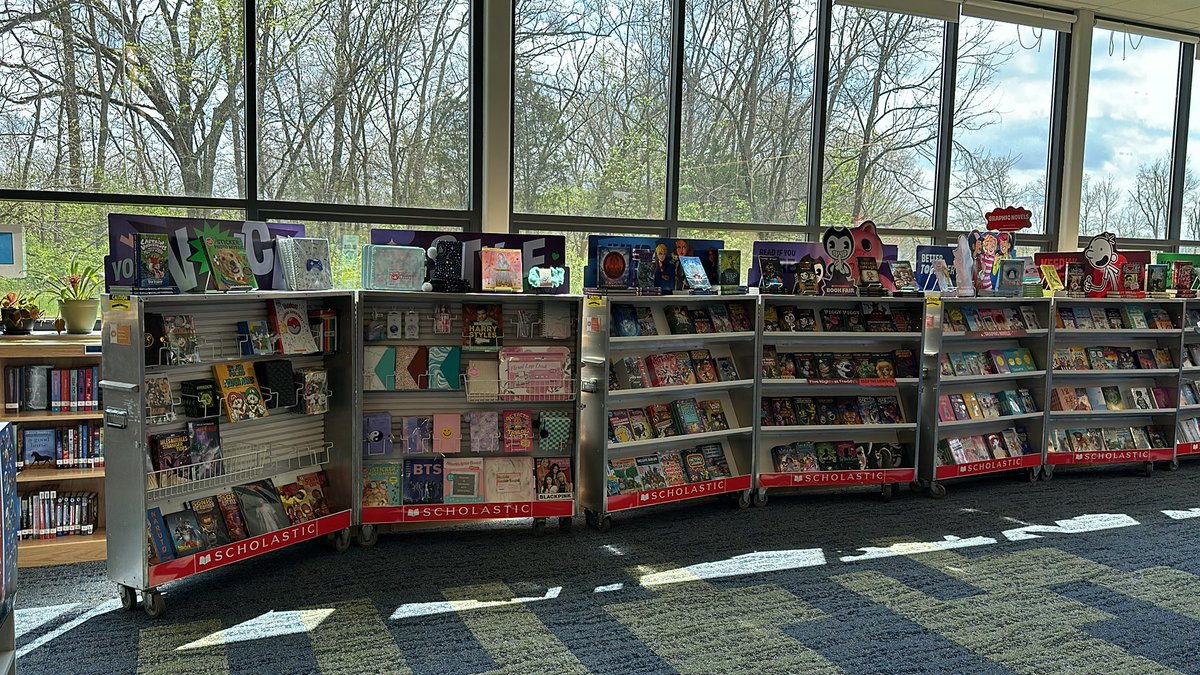 kyteacherlady's tweet photo. The book fair is open for business! @ETMS_WolfPack @ETMS_WolfPack @echotrailchoir @EchoTrailMiddle @EchoTrailModMus @KaraJo_Ammerman #expectgrEaTness https://t.co/ddFf39MqF9