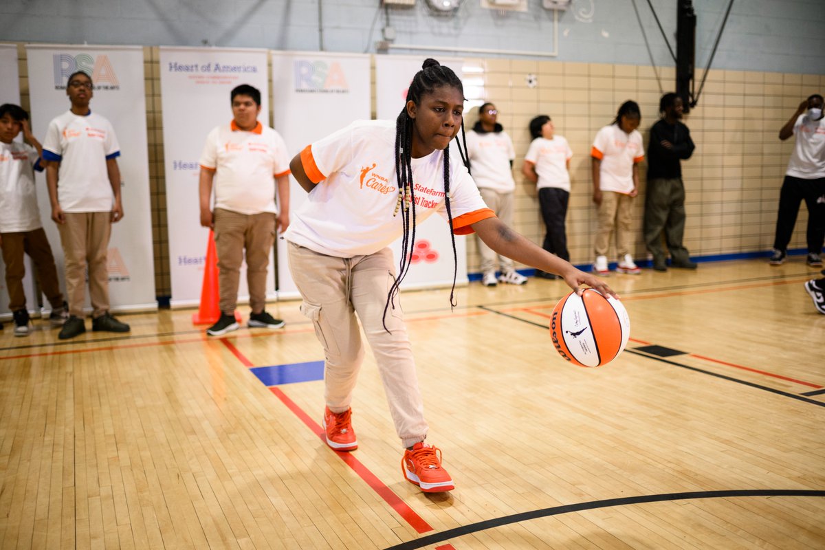 As part of the WNBA Cares State Farm Assist Tracker program, the WNBA in partnership with @statefarm & @heartofamerica dedicated a newly refurbished Wellness Room at @RSAMS377. WNBA stars @_bjones18 & @Theylove_kira engaged youth in #HerTimeToPlay programming & 🏀 activities. 🧡