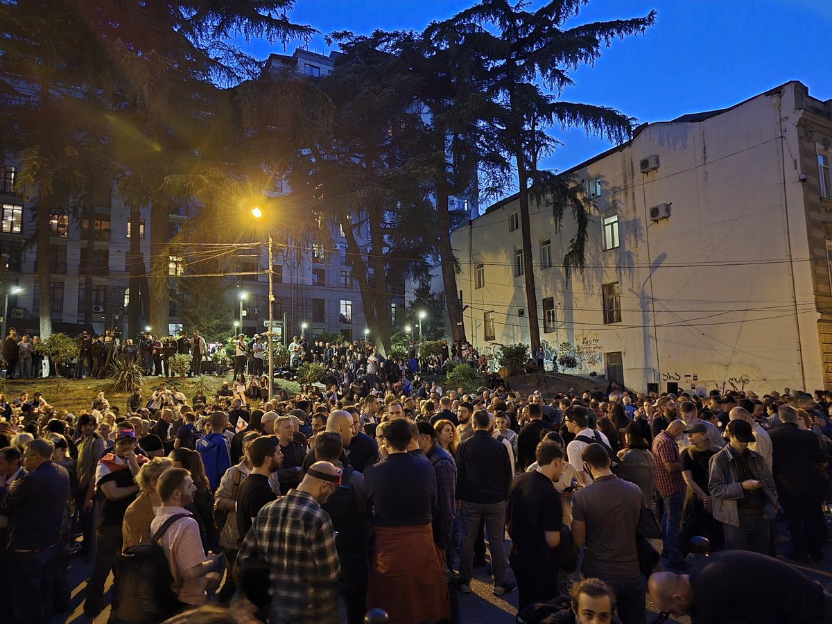 Poloce are seen on the first floor of the parliament. Rare entrance side is getting full, and so is Rustaveli. No poloce gaurd at the gates yet.