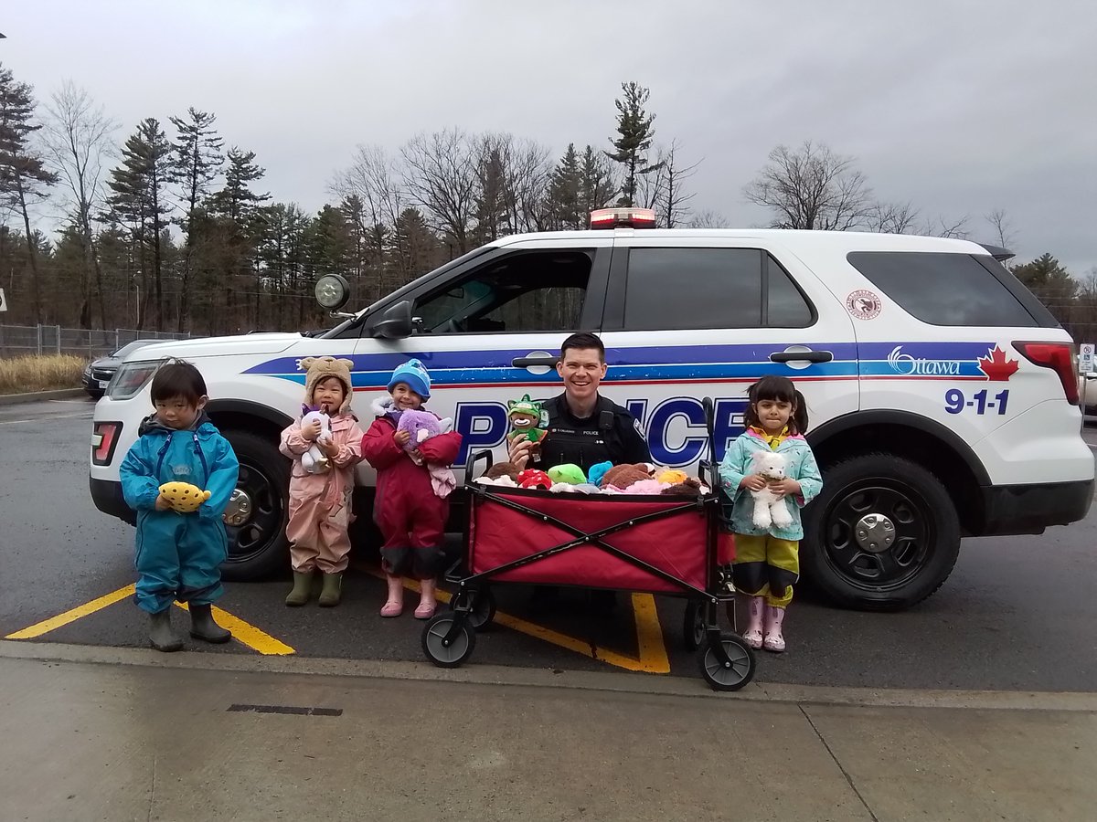 MarchwoodELC's tweet photo. Thank you @OttawaPolice for everything you do to keep us safe! Thank you to our Marchwood families who helped collect 115 stuffed animals to support children during challenging situations. ๐งธ๐ค๐ #OCCCCcommunityhelper #MWELC https://t.co/ri4Cx8W8VT