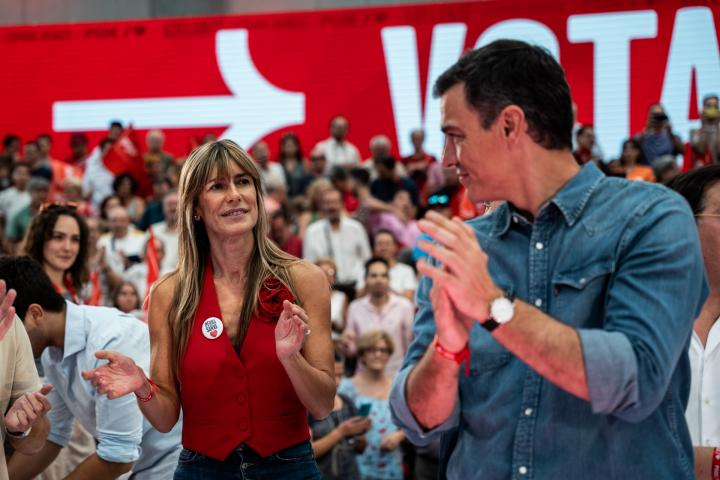 jaimedeolano's tweet photo. Cuando el equipo de opinión sincronizada se entere de la falsedad de las filtraciones de Hacienda y Fiscalia, seguro que encuentran un momentito para preguntarle a Sánchez por qué las empresas que financian a Begoña son beneficiadas con dinero píublico por el gobierno de Sánchez https://t.co/2YpIiUWJUL