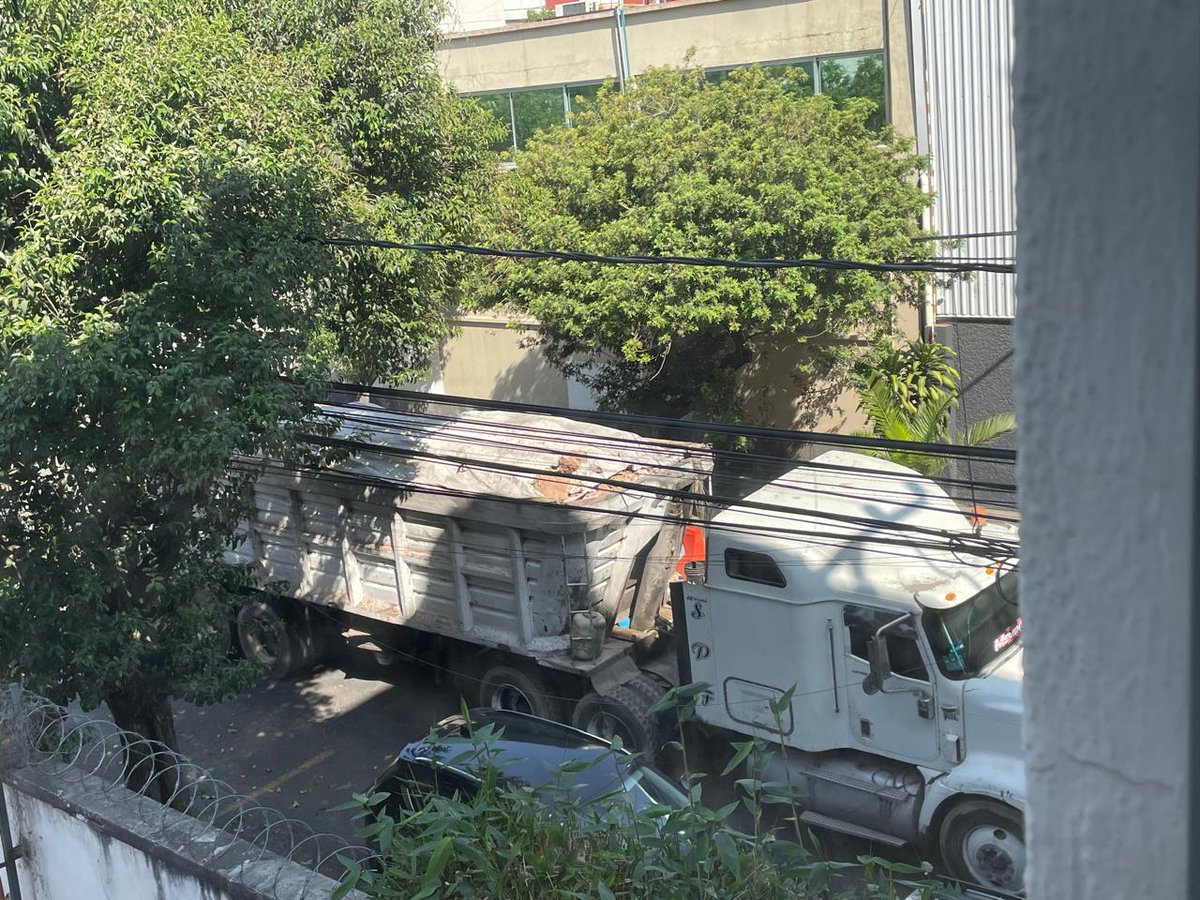MBraCo2's tweet photo. Camiones sacan escombro de un predio en calle Palomar esq. Av. México-Coyoacán, Col. Gral. Anaya, @BJAlcaldia, #CDMX. Salen por Palomar para circular por Eje 8 sur causando mucha vibración, ruido, embotellamientos y baches. @SSC_CDMX @BlindarBJ @GobCDMX @inveacdmx @UCS_GCDMX https://t.co/ydHZ6PCgxM