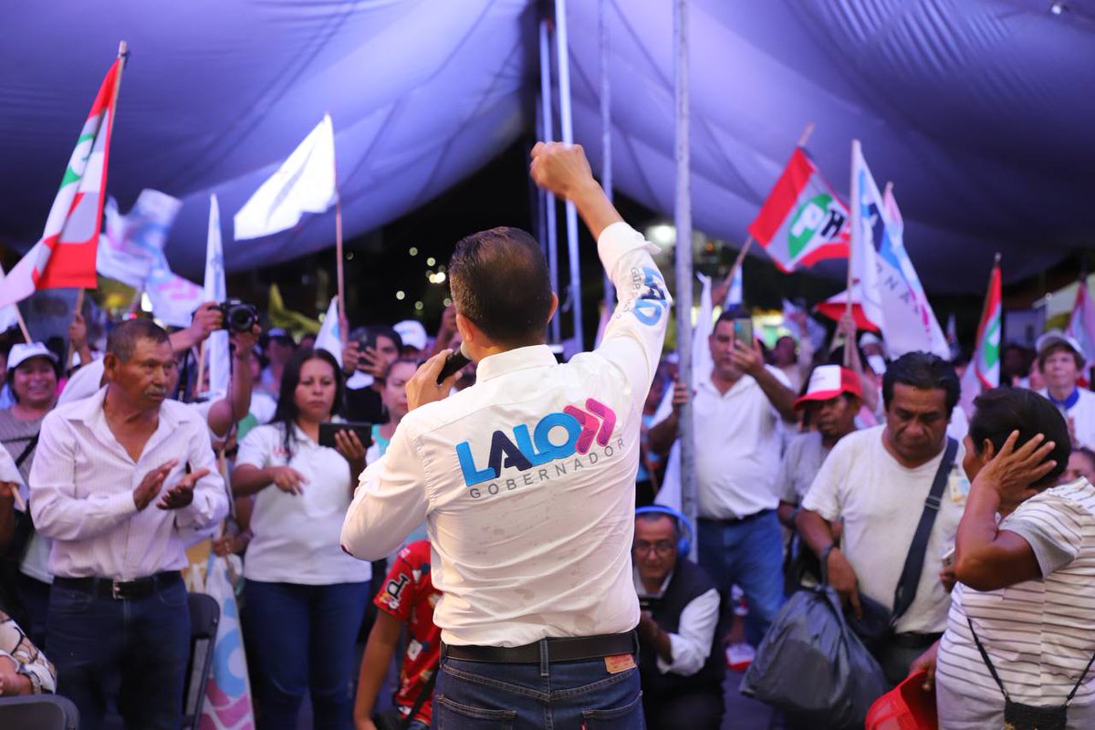 ¡Gracias por el cariño y el apoyo, Acatlán! 🙌🏼 Contigo, el rumbo seguro para nuestro estado se consolida. Les agradezco su compañía, Aydée Campos, Carolina Rosales y Sergio Baltazar. #LaloGobernador