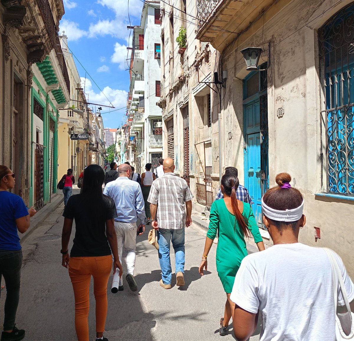 GHNordelo5's tweet photo. Estamos en La Habana Vieja, en un recorrido con líderes comunitarios y de los #CDRCuba #Cuba #SomosDelBarrio https://t.co/ud9JGkOdeH