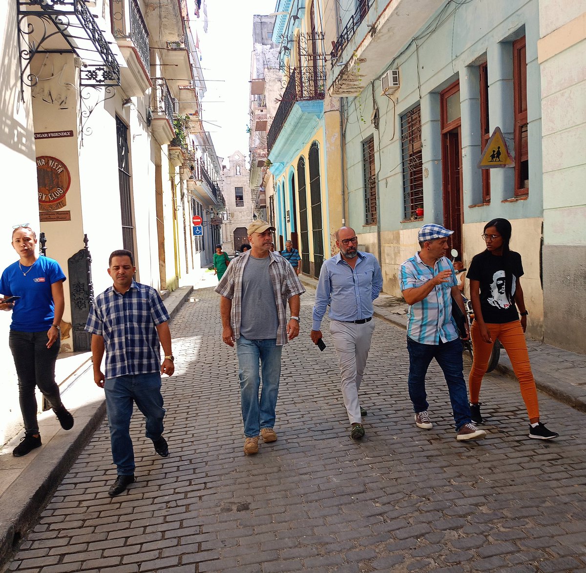 Estamos en La Habana Vieja, en un recorrido con líderes comunitarios y de los #CDRCuba #Cuba #SomosDelBarrio