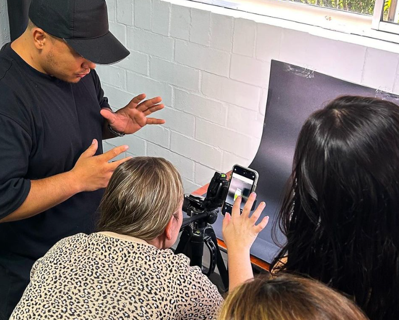 Esumermedellin's tweet photo. 💙 #EducaciónContinua 🤩 Así vivimos la experiencia del curso de Fotografía y Videos para Redes Sociales, un espacio diseñado para emprendedores y entusiastas interesados en adquirir habilidades para la creación de contenido en redes sociales.

#Cursos #Esumer50Años https://t.co/DHqzJgcbjc