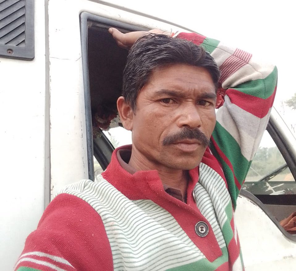 Shubhamshuklamp's tweet photo. "मैं आशीष मिश्रा हूं। करीब 3 माह पूर्व मेरे साथ भीम आर्मी के समर्थकों बेरहमी से मारपीट की। इलाज के बाद मेरी मौत हो गई। हत्या के 3 महीने बाद अब मेरा 18 साल के बेटे का ग़ायब है। करीब एक माह से वो घर नहीं गया है। उसका कुछ पता नहीं चल रहा है। मेरे बुजुर्ग पिता दर-दर भटक रहे हैं। पुत्र शोक से उबरे भी नहीं कि उन पर आफ़त टूट पड़ी है। बेटे को बरामद करने की बजाय मेरी मौत के बाद विपक्षियों ने  मेरे बूढ़े पिता और परिवार के सदस्यों पर SC/ST एक्ट में केस करा दिया।"

आपको यह पूरी कहानी फ़िल्मी लग रही लेकिन यह  बेहद दर्दनाक और सच स्टोरी है। दिल दहला देने वाली घटना उत्तर प्रदेश के बहराईच की.