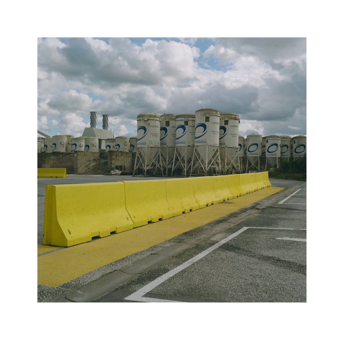 Silos #yashicad #tlr #film120 #6x6 #kodakgold200 #filmphotography #argentique #filmisnotdead #analogphotography #filmcamera #ishootfilm #filmcommunity #nofilter