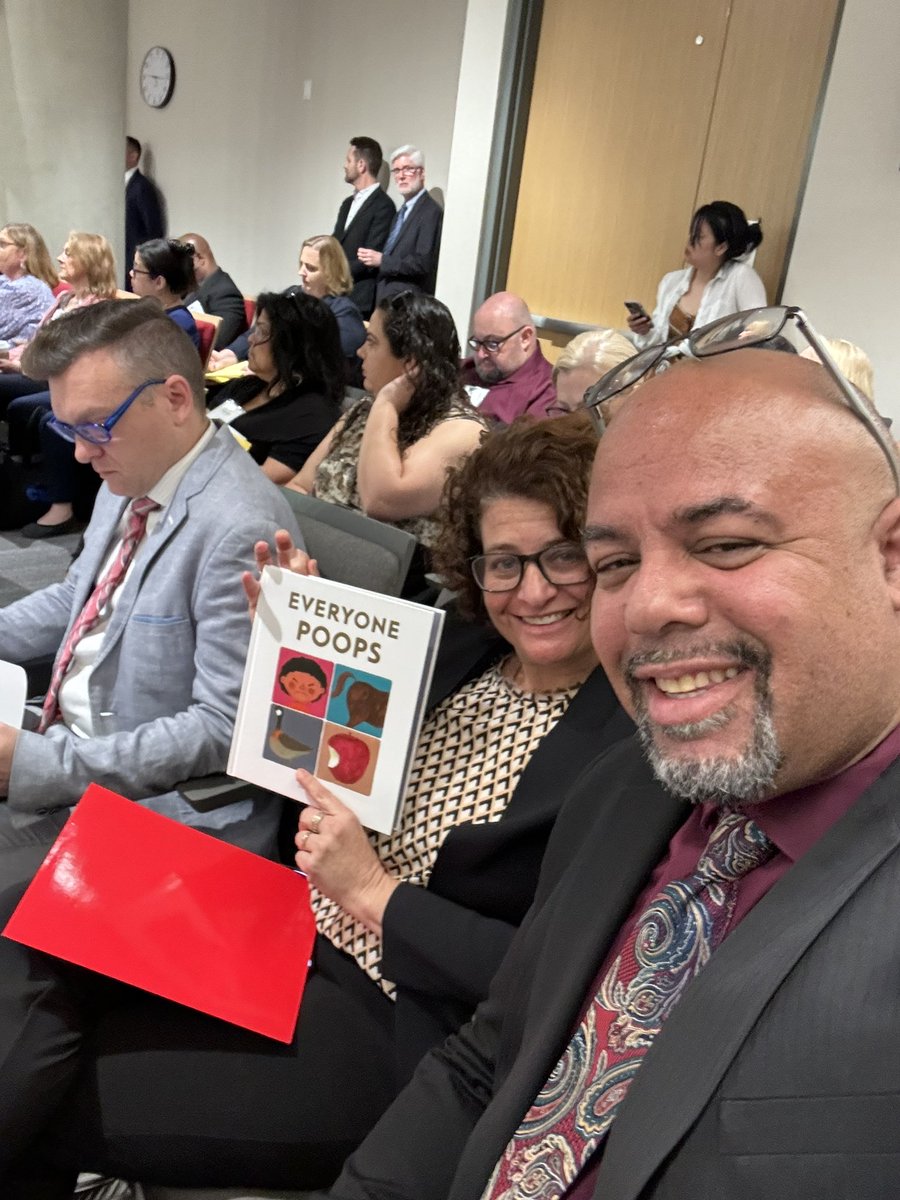 Current situation: in Senate Education Committee with @WeAreCTA educators where our sponsored bill #sb1263 will be heard 🍎 Beside me is California’s lead for @PENamerica who will join us in opposing a bill about bringing the #BookBan movement to California 🛑 #StopCensorship