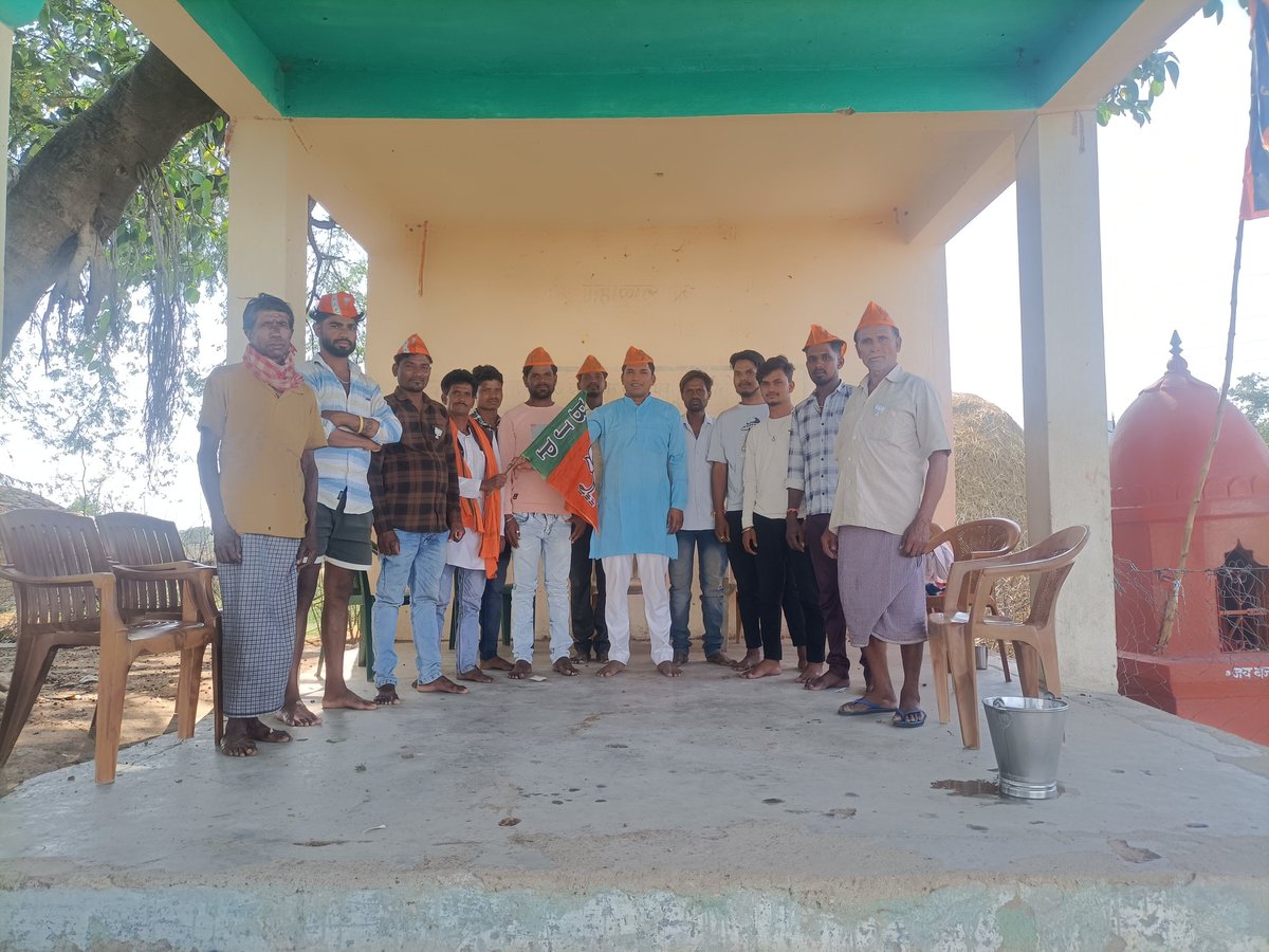 राजनादगांव लोकसभा कुंडा मंडल के प्राण खैरा एवम् बंशापुर में बैठक कर बीजेपी के पक्ष में मतदान करने की अपील किये
<a href="/AmitShah/">Amit Shah</a> <a href="/BJP4CGState/">BJP Chhattisgarh</a> <a href="/ChhattisgarhCMO/">CMO Chhattisgarh</a> ,<a href="/KiranDeoBJP/">Kiran Singh Deo</a> <a href="/myogiadityanath/">Yogi Adityanath</a> <a href="/nitin_gadkari/">Nitin Gadkari</a> <a href="/narendramodi/">Narendra Modi</a>