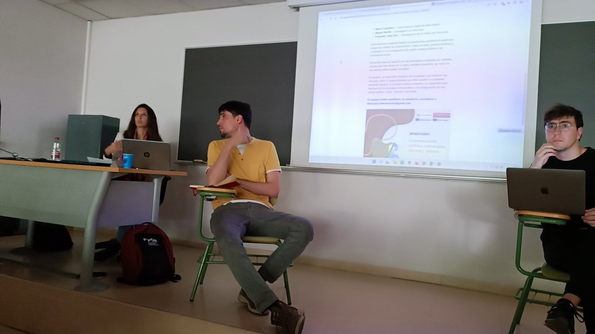 Comienza el acto. Presenta Asja Fior