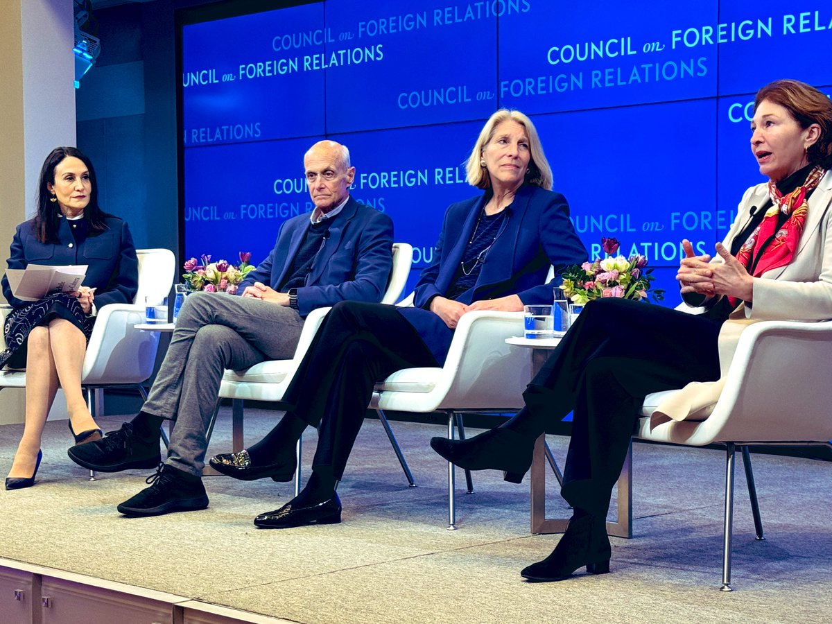 A pleasure to moderate this high-level @CFR discussion on geo-political flashpoints with former Homeland Security Secretary Michael Chertoff of @ChertoffGroup, former Assistant Secretary of State Karen Donfried of @BelferCenter and Anne-Marie Slaughter, CEO of @NewAmerica.