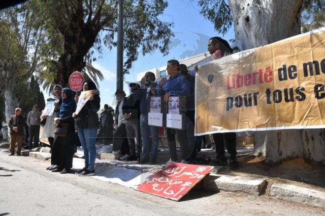 #Tunisia: A number of NGOs gathered in front of the #Italian embassy in #Tunis on Wednesday, at the call of @FT_DES, to denounce 'an attempt by #Italy and the #EuropeanUnion to put pressure on the country in order to police #European borders.' tinyurl.com/mryw26hw