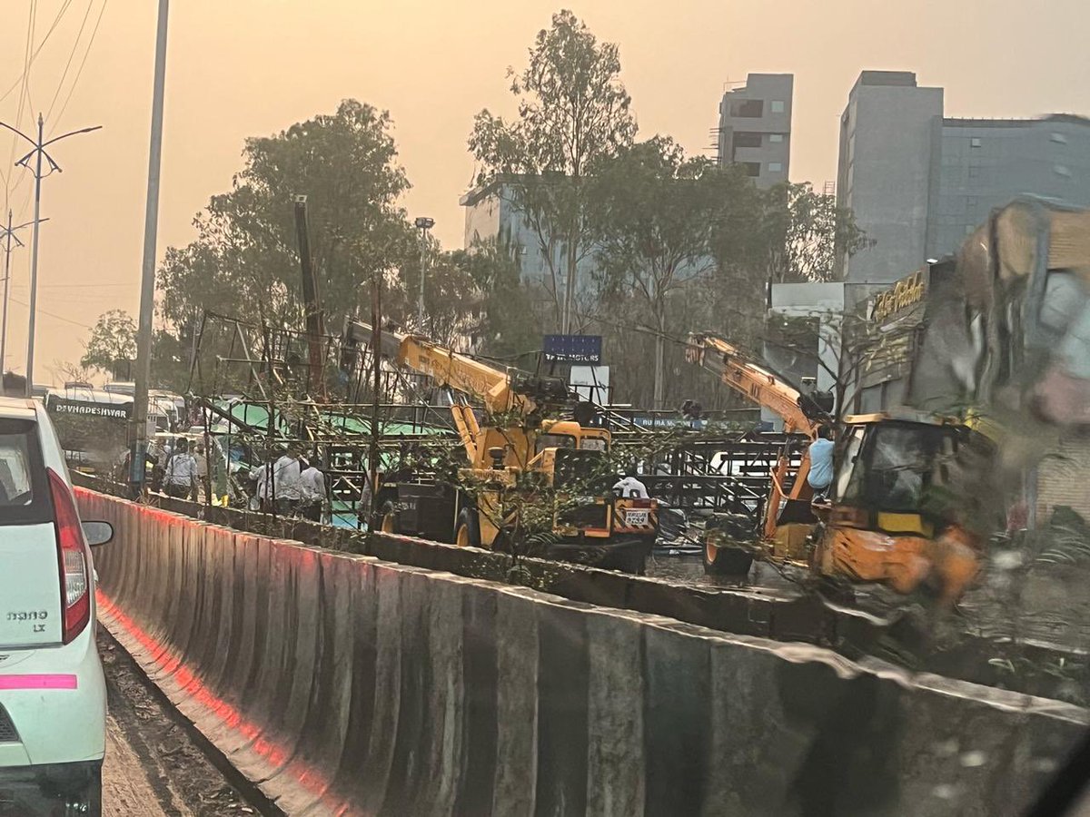 WagholiHSA's tweet photo. @PMCPune You have made #Wagholikars life miserable along with @MSEDCL @AEwagholi by approving illegal hoardings. Seems your SkySignage department has tied hands as per flex photo creating HELL like situation in Wagholi.
#ShamePMC
@AjitPawarSpeaks 
@kolhe_amol 
@Dev_Fadnavis https://t.co/oyiqONAF1y
