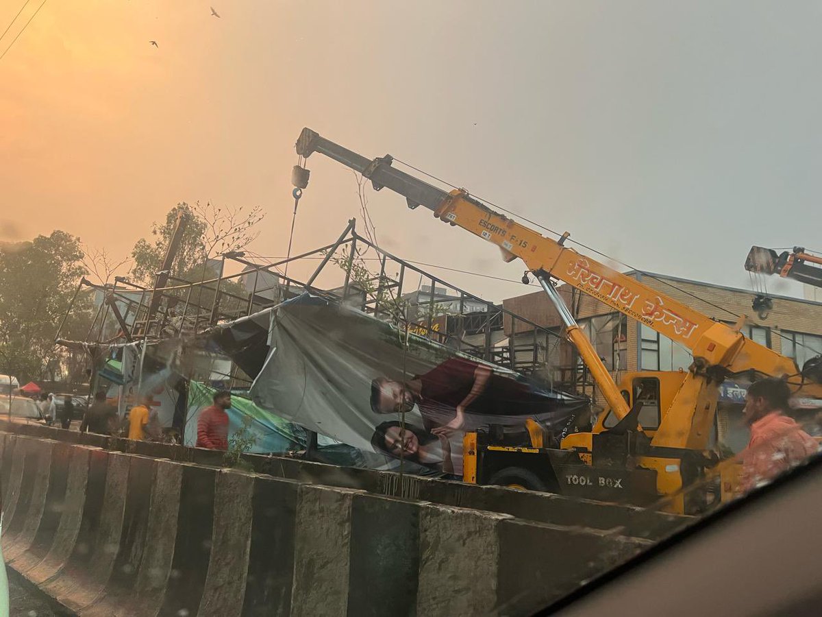 WagholiHSA's tweet photo. @PMCPune You have made #Wagholikars life miserable along with @MSEDCL @AEwagholi by approving illegal hoardings. Seems your SkySignage department has tied hands as per flex photo creating HELL like situation in Wagholi.
#ShamePMC
@AjitPawarSpeaks 
@kolhe_amol 
@Dev_Fadnavis https://t.co/oyiqONAF1y